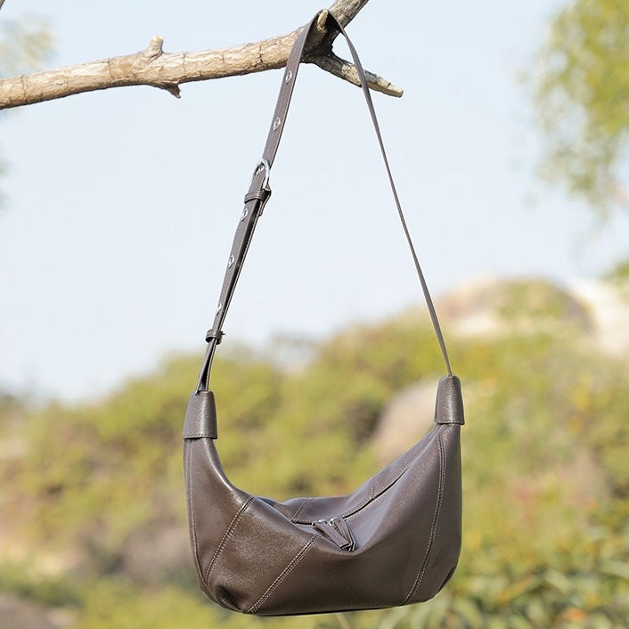 Lyxig damväska med croissant-axelrem och dumplings i äkta läder