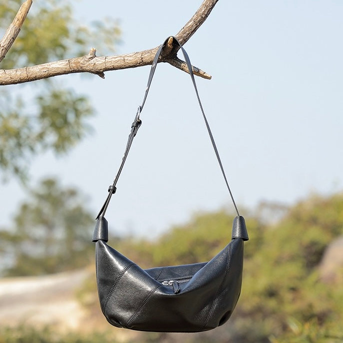 Lyxig damväska med croissant-axelrem och dumplings i äkta läder