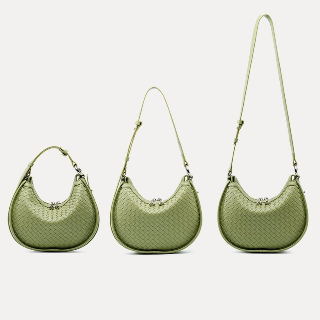 Utsökt handvävd axelväska i kohud med halvmånemotiv