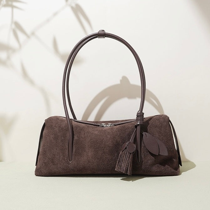 Matt axelväska med tofshänge i äkta läder