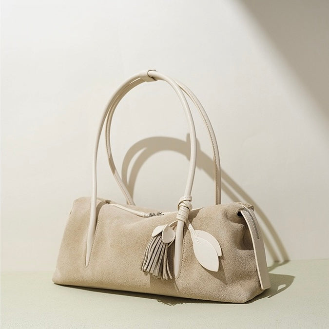 Matt axelväska med tofshänge i äkta läder