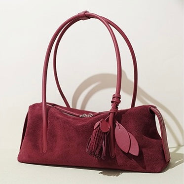 Matt axelväska med tofshänge i äkta läder