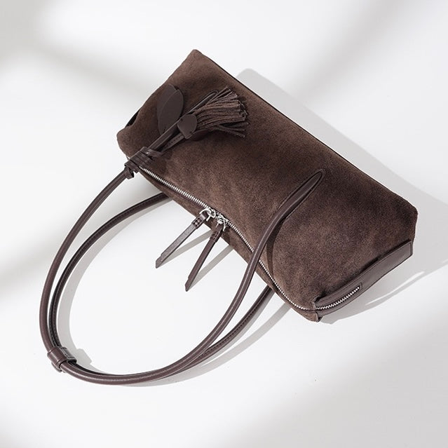 Matt axelväska med tofshänge i äkta läder