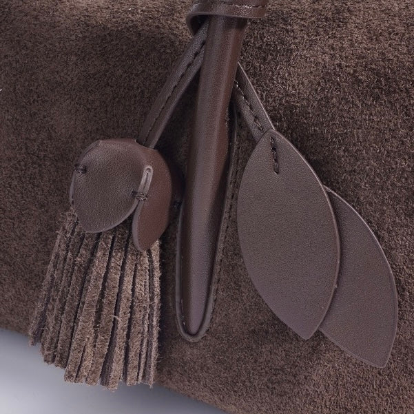 Matt axelväska med tofshänge i äkta läder