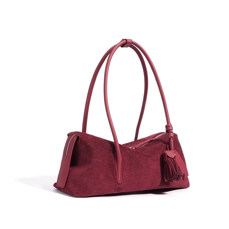 Matt axelväska med tofshänge i äkta läder