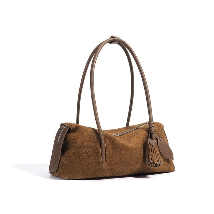 Matt axelväska med tofshänge i äkta läder