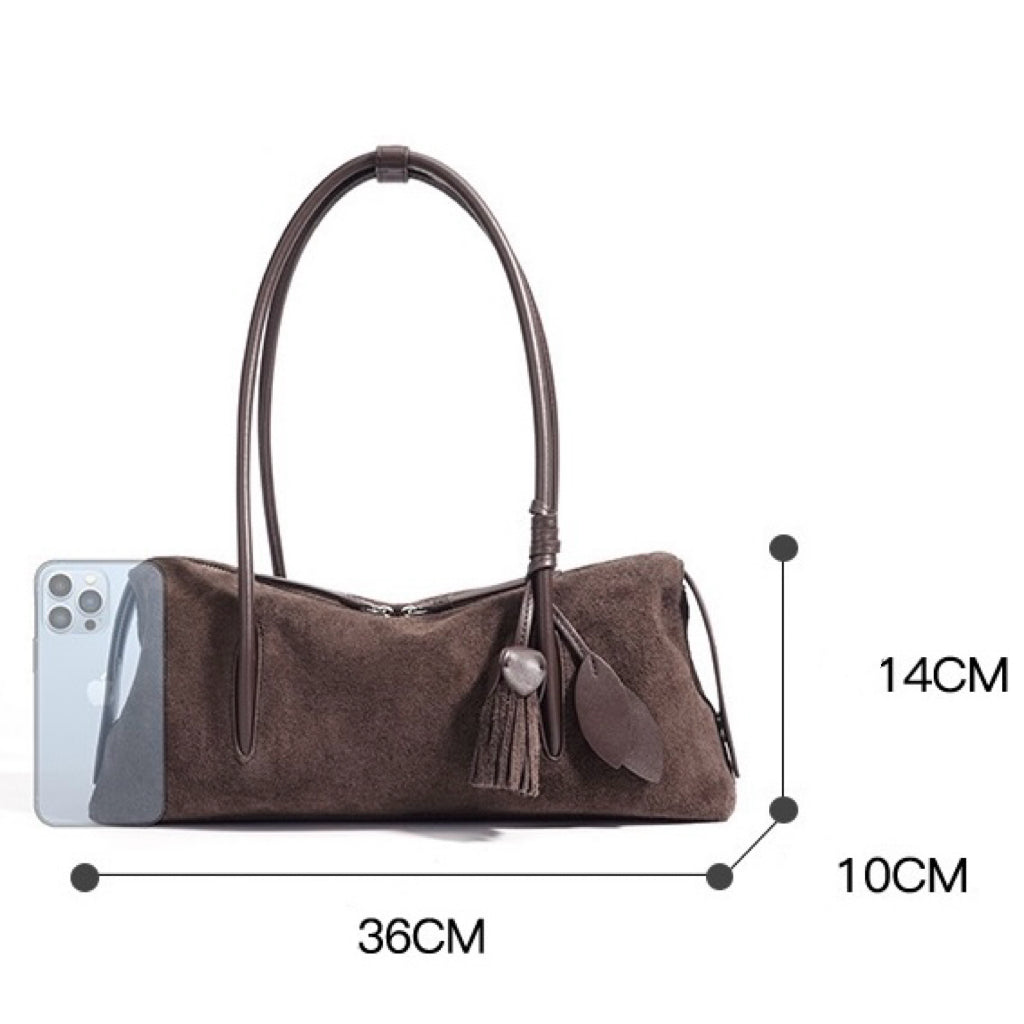 Matt axelväska med tofshänge i äkta läder