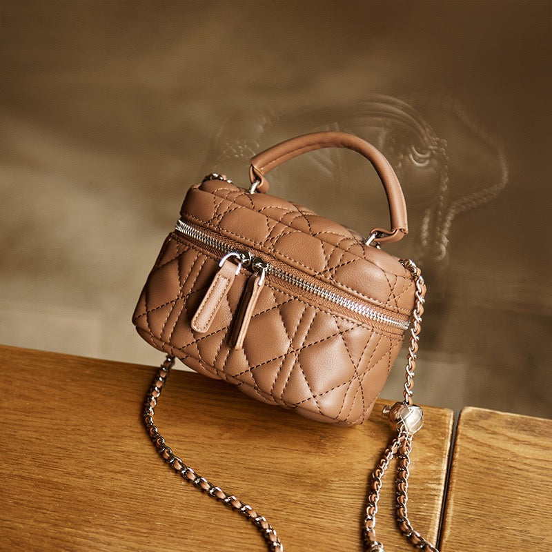 Utsökt miniväska i äkta läder med guldfärgad kulkedja för kvinnor