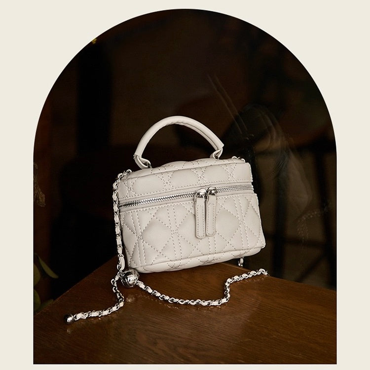 Utsökt miniväska i äkta läder med guldfärgad kulkedja för kvinnor