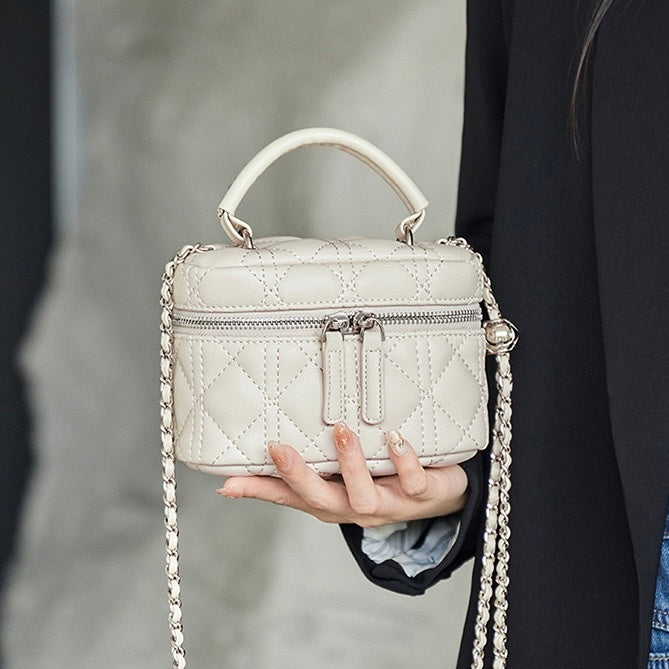 Utsökt miniväska i äkta läder med guldfärgad kulkedja för kvinnor