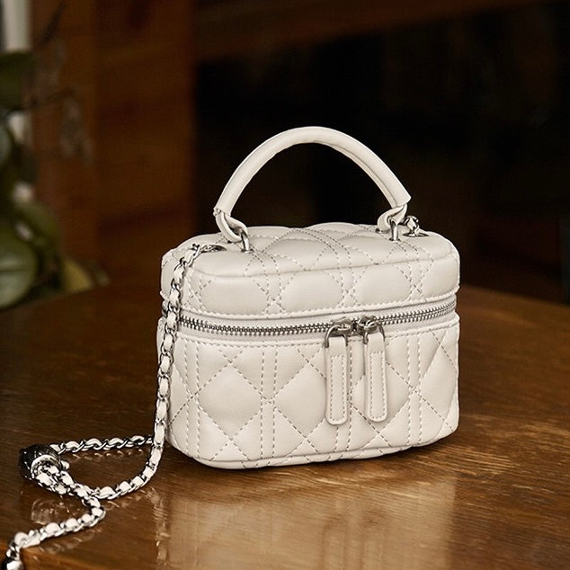 Utsökt miniväska i äkta läder med guldfärgad kulkedja för kvinnor
