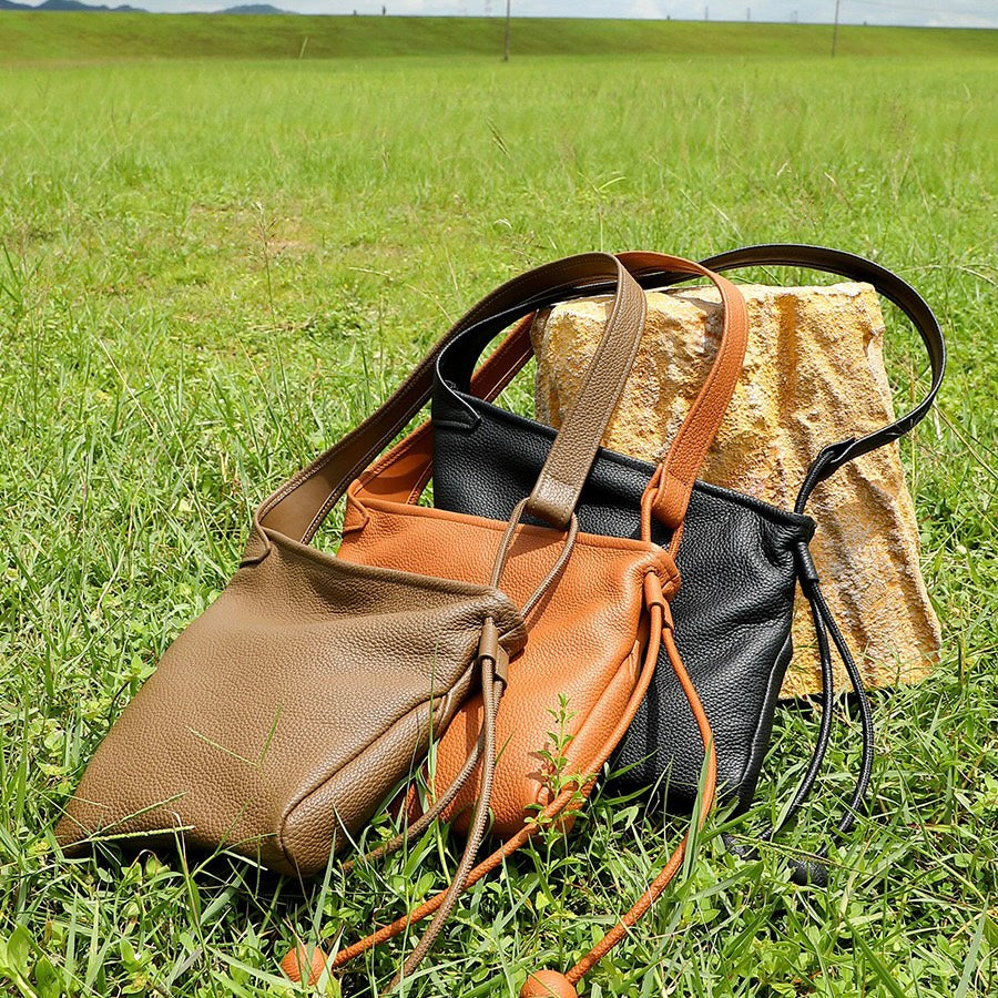 Minimalistisk asymmetrisk design med lös hornformad axelremsväska