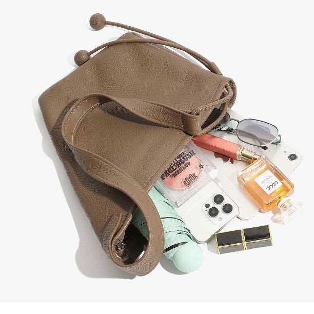 Minimalistisk asymmetrisk design med lös hornformad axelremsväska