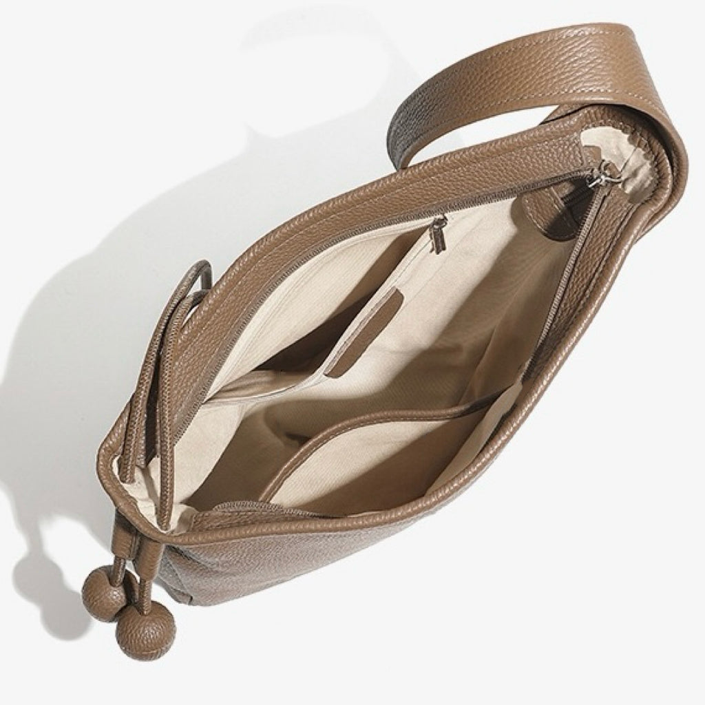 Minimalistisk asymmetrisk design med lös hornformad axelremsväska