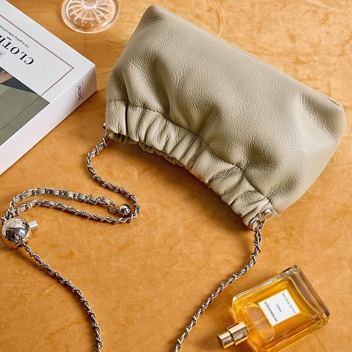 Lyxig damväska med molnveck och axelrem i äkta läder med gyllene bollkedja