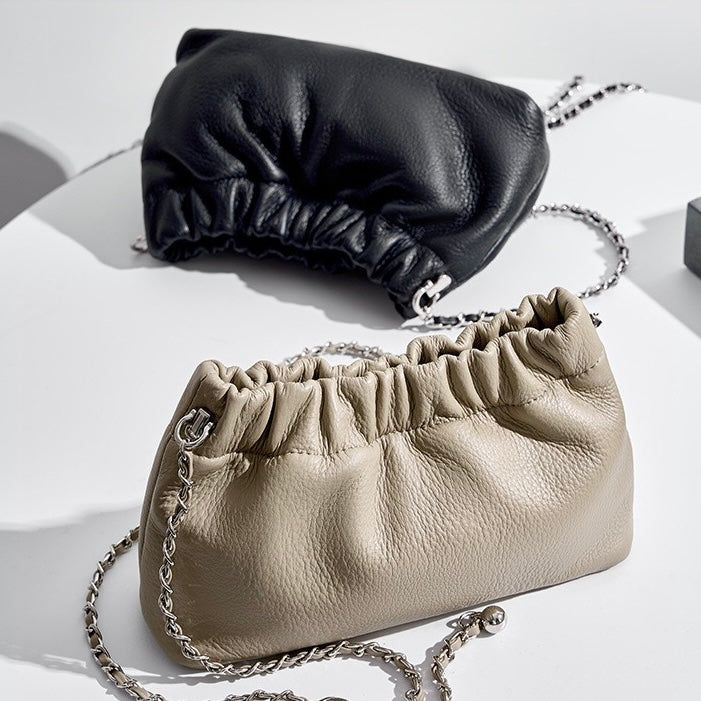 Lyxig damväska med molnveck och axelrem i äkta läder med gyllene bollkedja