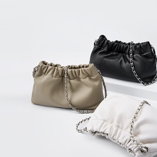 Lyxig damväska med molnveck och axelrem i äkta läder med gyllene bollkedja