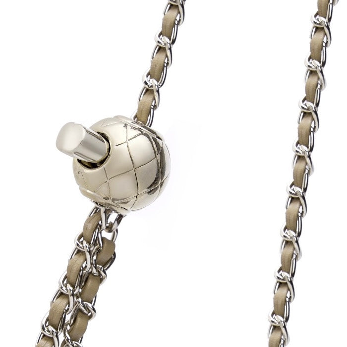 Lyxig damväska med molnveck och axelrem i äkta läder med gyllene bollkedja