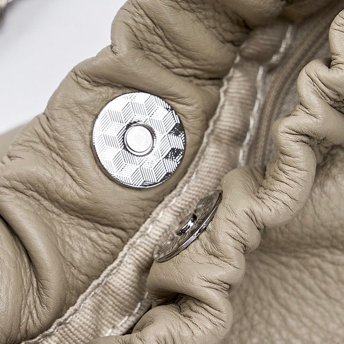 Lyxig damväska med molnveck och axelrem i äkta läder med gyllene bollkedja