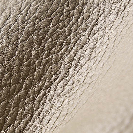 Lyxig damväska med molnveck och axelrem i äkta läder med gyllene bollkedja