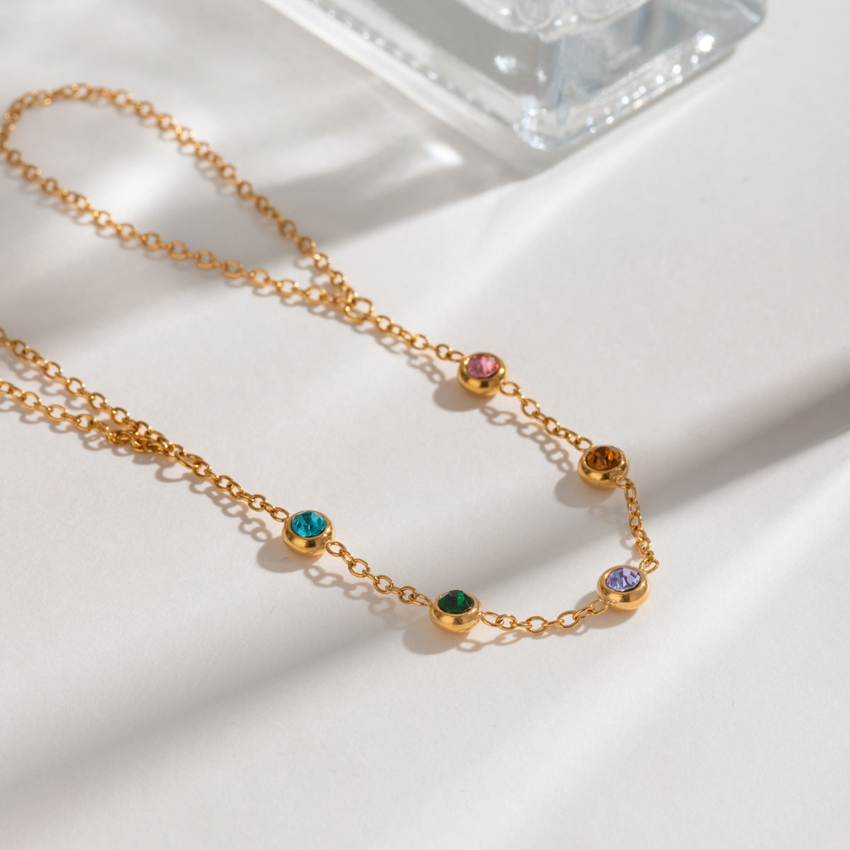 Minimalistiskt armband med inläggningar av färgade diamanter