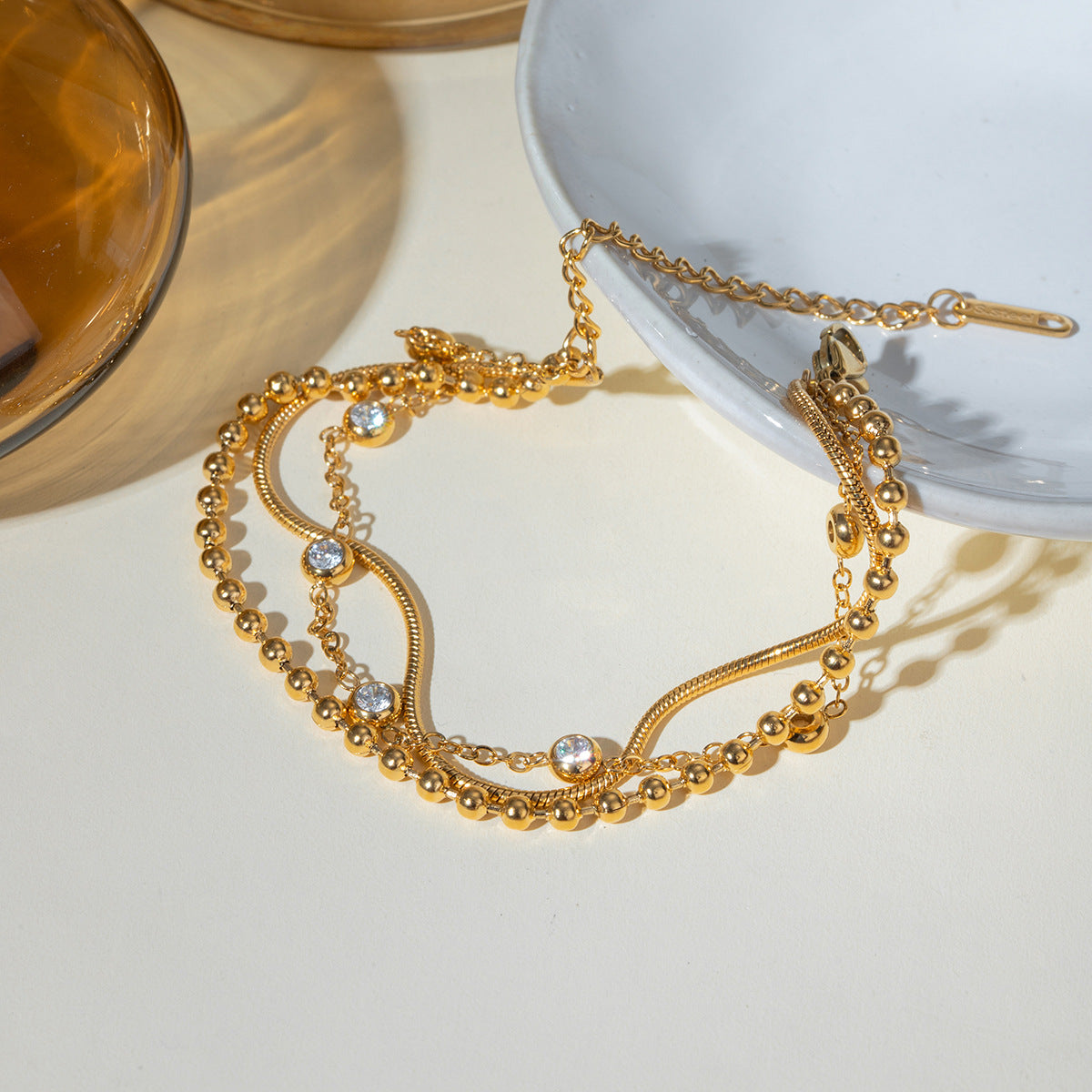 Flerskiktsarmband prydet med zirkoner