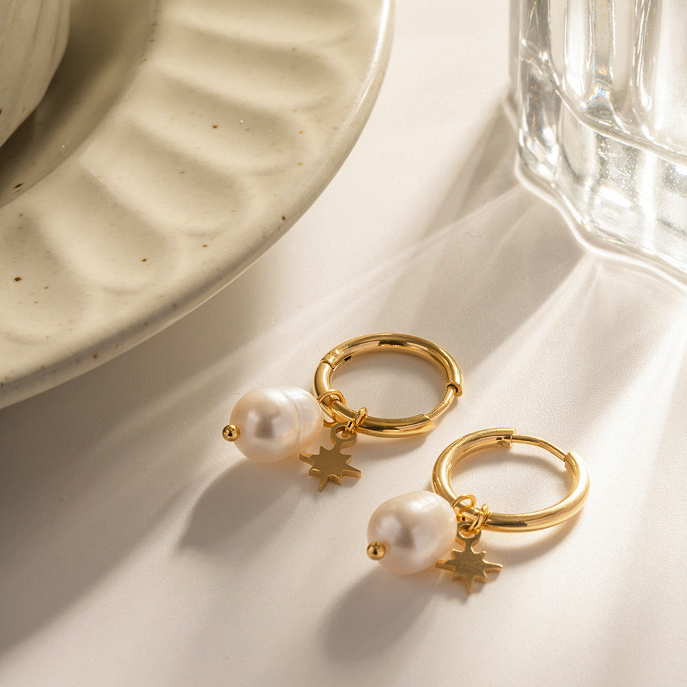 Örhängen med naturliga sötvattenspärlor och stjärnhängen