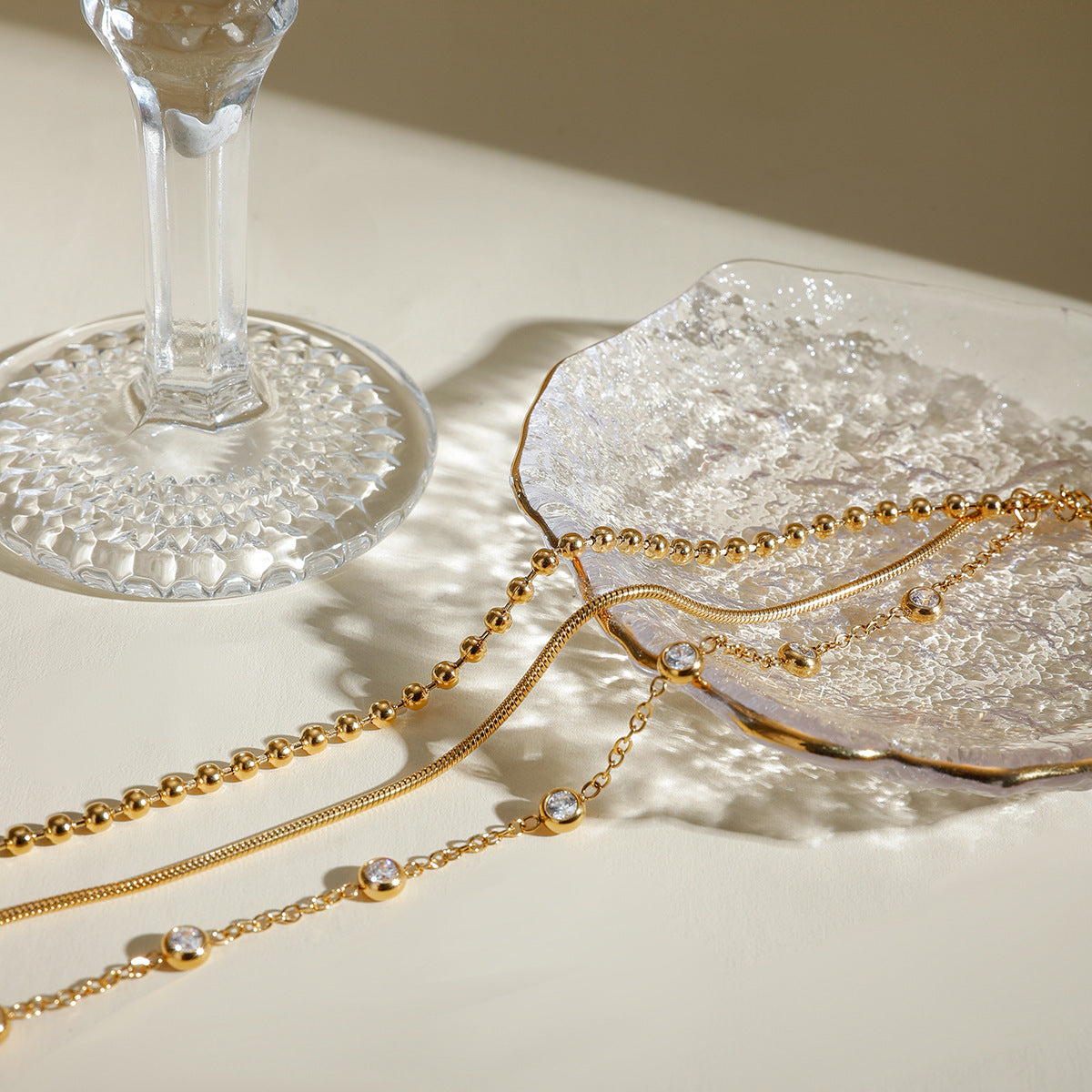 Flerskiktsarmband prydet med zirkoner