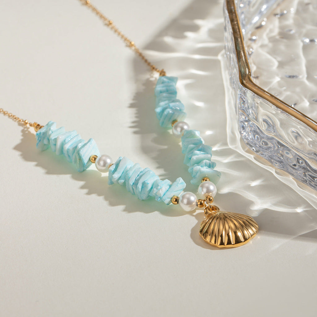 Mintgrönt halsband med snäckskalspärla