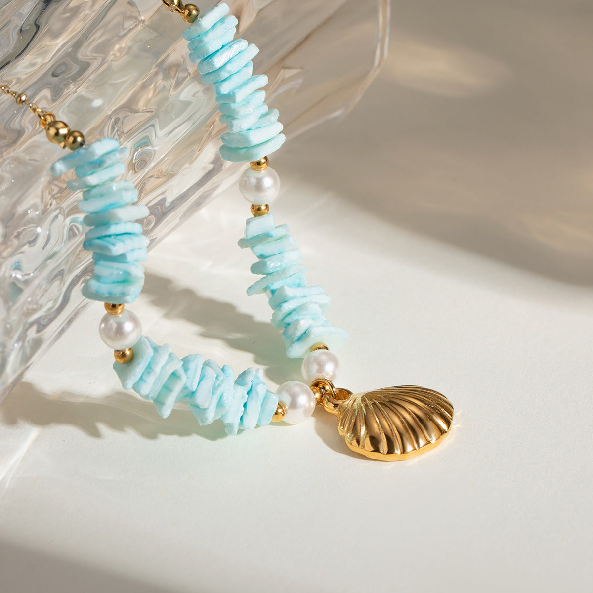 Mintgrönt halsband med snäckskalspärla