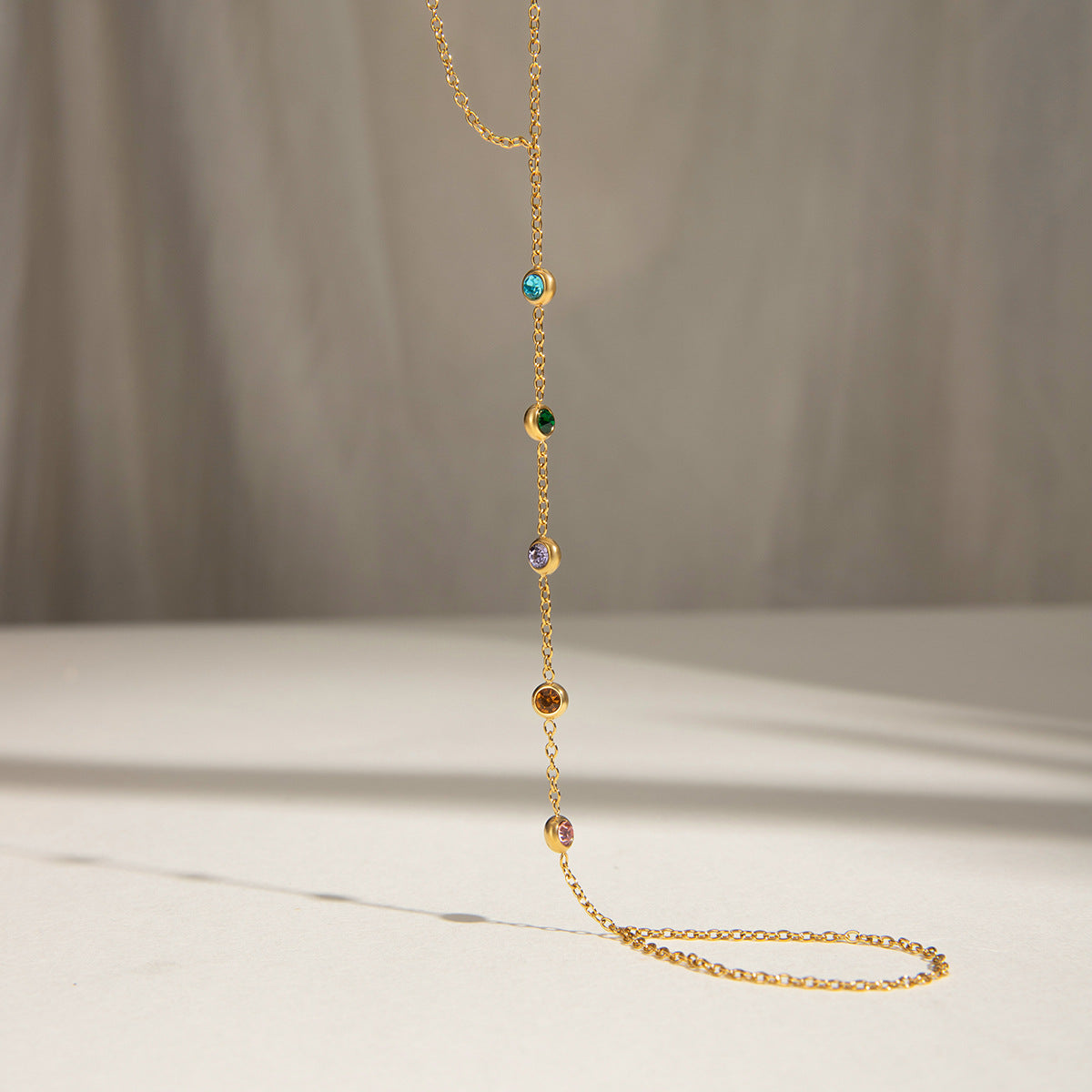 Minimalistiskt armband med inläggningar av färgade diamanter